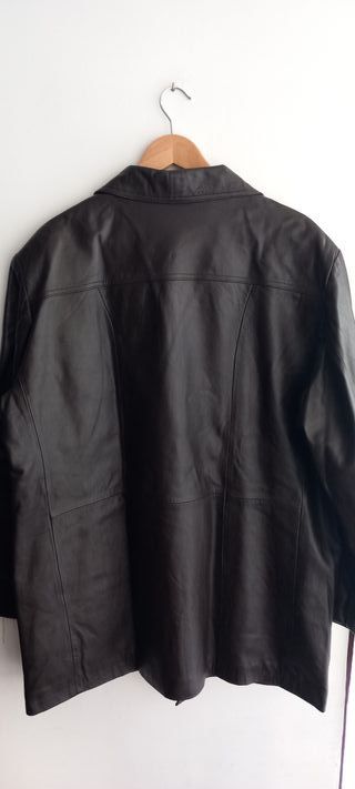 Chaquetón de hombre. Piel. Marrón.