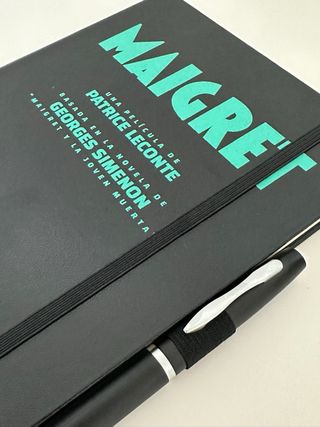Libreta y bolígrafo promocional película Maigret