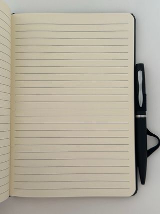 Libreta y bolígrafo promocional película Maigret