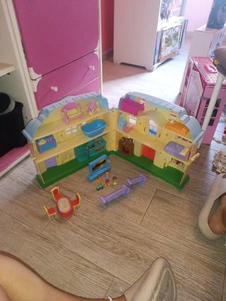 Casita con muebles y muñequitos