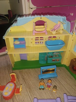 Casita con muebles y muñequitos
