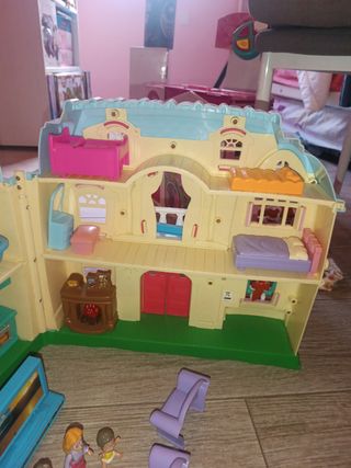 Casita con muebles y muñequitos