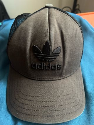 Gorra negra adidas