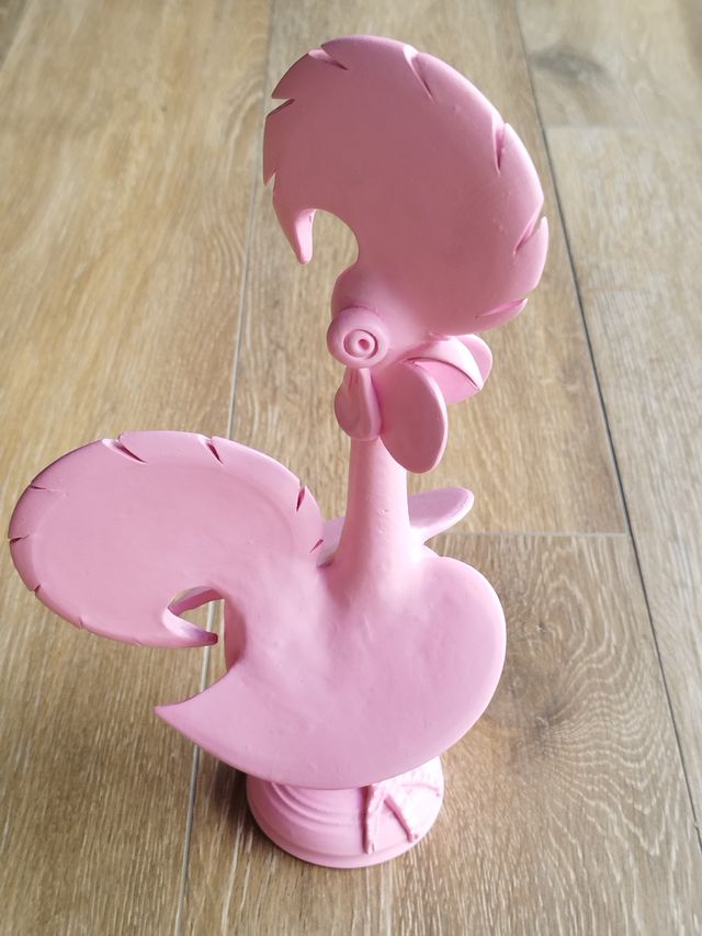 Galo de Barcelos cor rosa Vitor Baraça