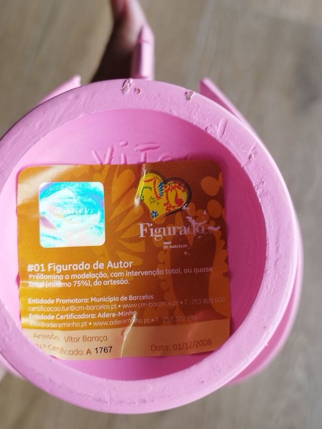 Galo de Barcelos cor rosa Vitor Baraça