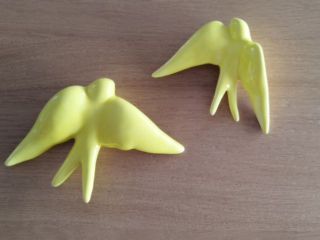 Conjunto de 2 andorinhas de cerâmica amarelas
