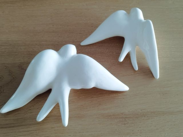 Conjunto de 2 andorinhas de cerâmica brancas