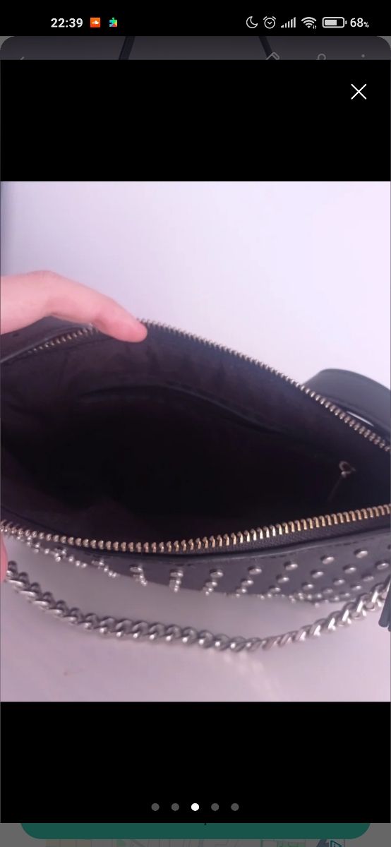 Bolso Stradivarius negro tachuelas