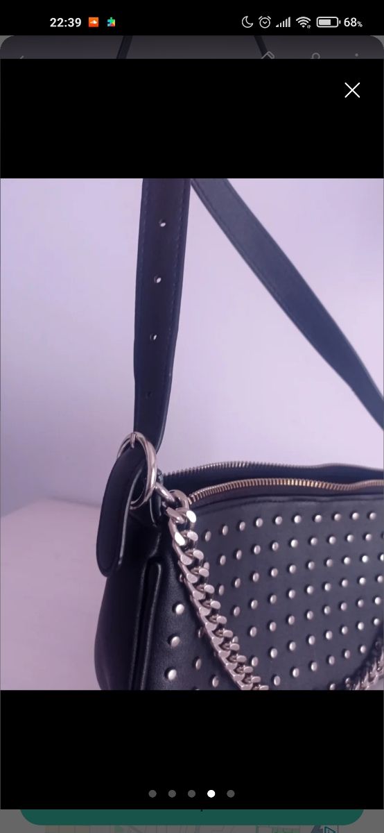 Bolso Stradivarius negro tachuelas