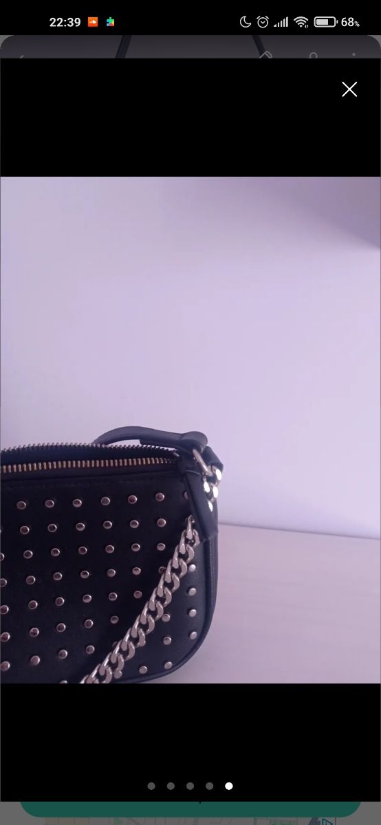 Bolso Stradivarius negro tachuelas