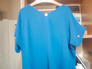 Blusa talla grande azul botones dorados