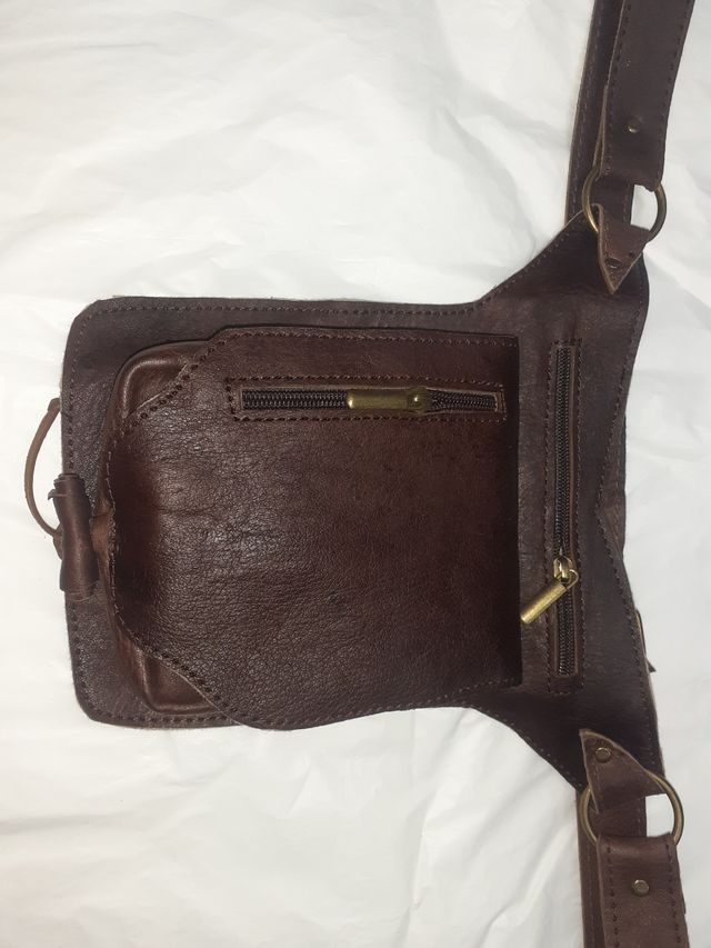 Cartuchera con boton.Color beige