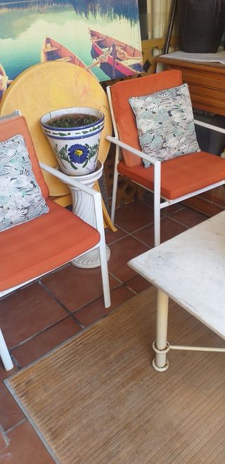 MESA DE HIERRO FORJADO CON TAPA DE MÁRMOL SILLONES