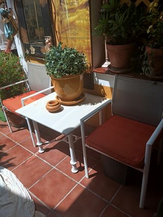 MESA DE HIERRO FORJADO CON TAPA DE MÁRMOL SILLONES