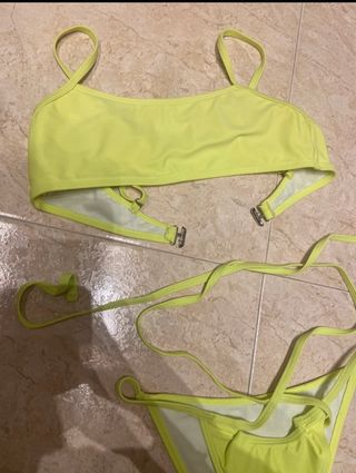 Bikini amarillo fosforito