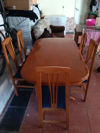 SILLAS Y MESA COMEDOR BUEN ESTADO