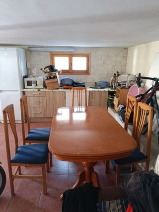 SILLAS Y MESA COMEDOR BUEN ESTADO