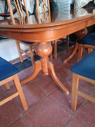 SILLAS Y MESA COMEDOR BUEN ESTADO
