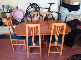 SILLAS Y MESA COMEDOR BUEN ESTADO