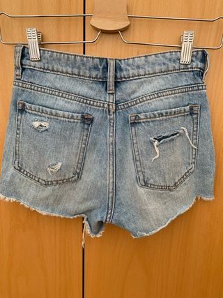 Pantalones vaqueros cortos chica