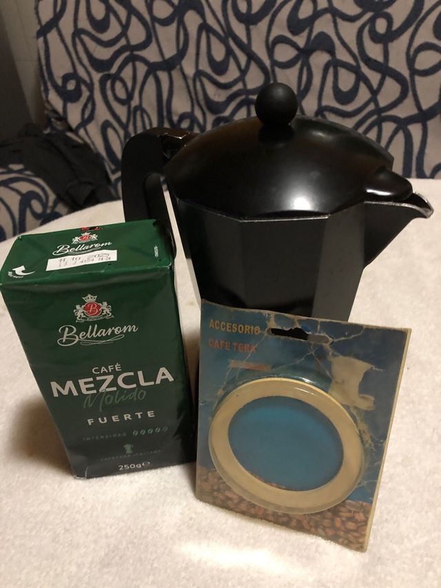Cafetera con cafe y recambio 