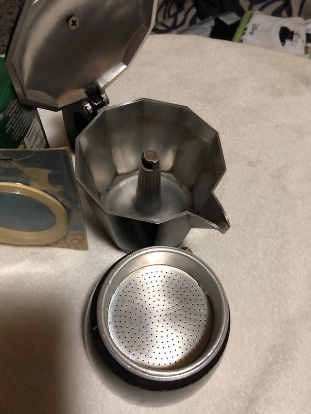 Cafetera con cafe y recambio 