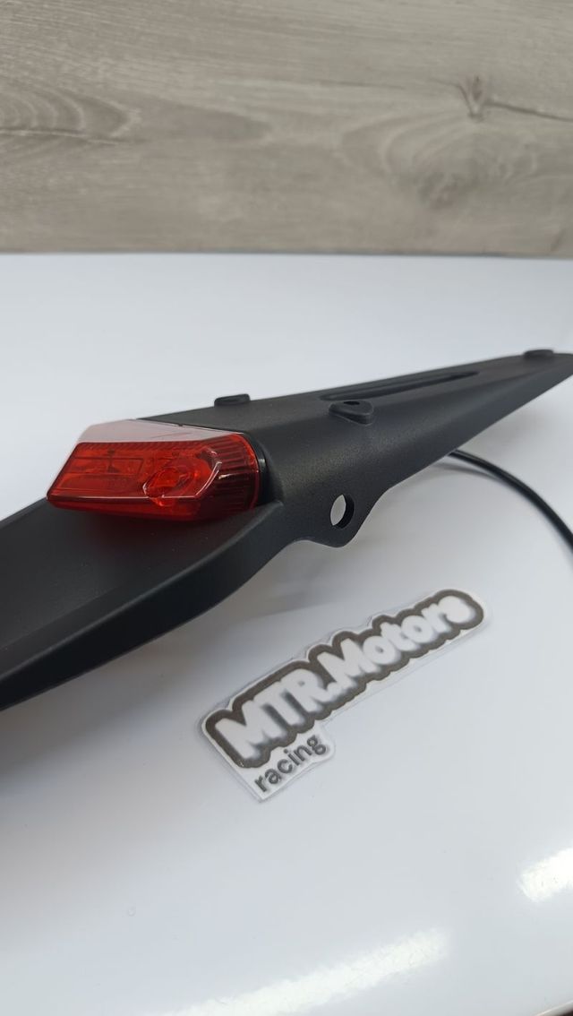 ✅ Porta matrículas con piloto led rojo homologado