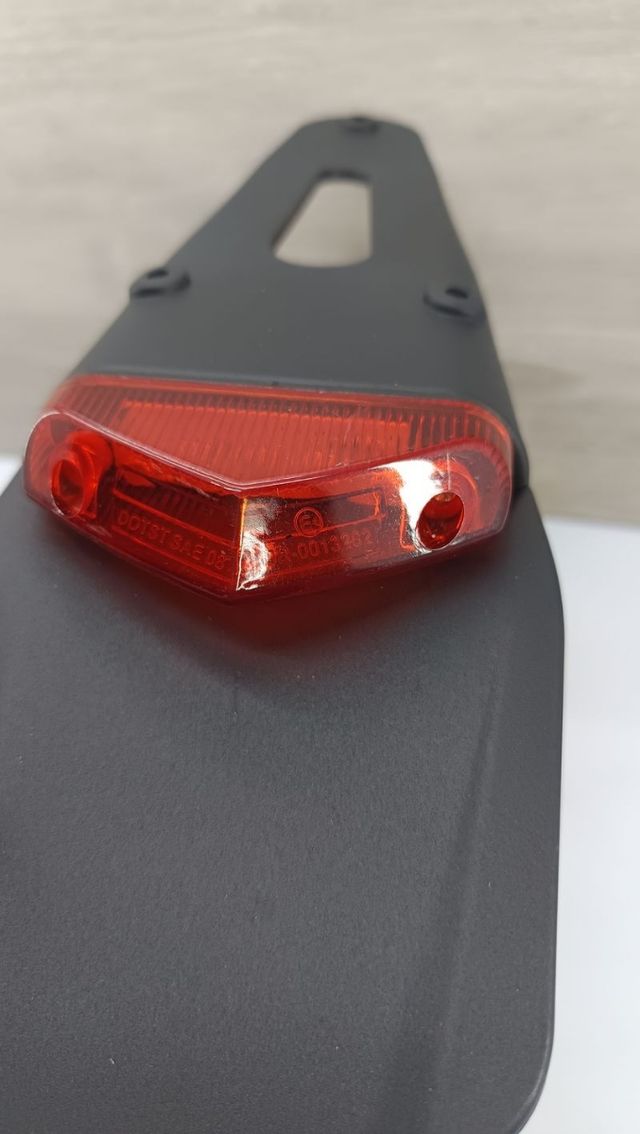 ✅ Porta matrículas con piloto led rojo homologado