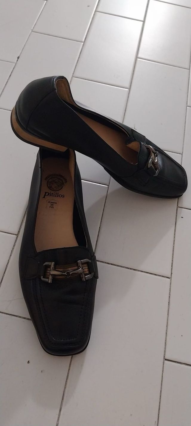 Zapatos de piel negros con tacón planos