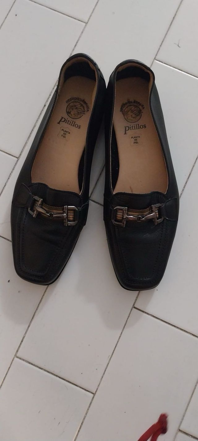 Zapatos de piel negros con tacón planos