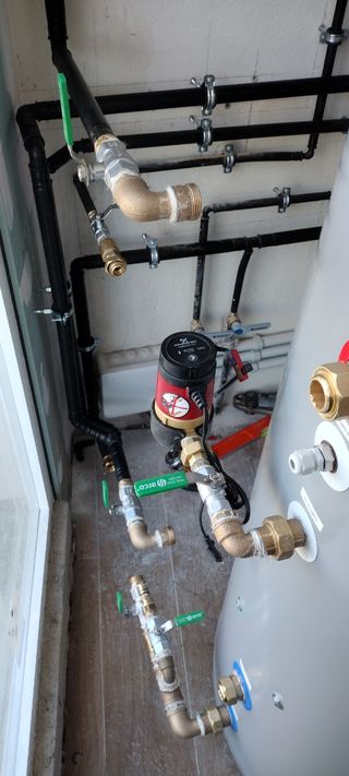 Aires acondicionados, calefaccion, agua caliente.