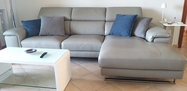 Divano in pelle grigia