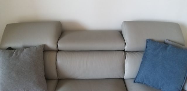 Divano in pelle grigia