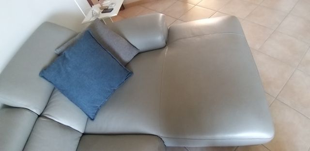Divano in pelle grigia