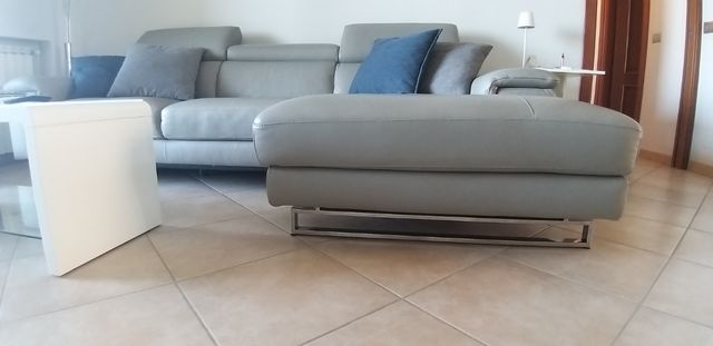 Divano in pelle grigia