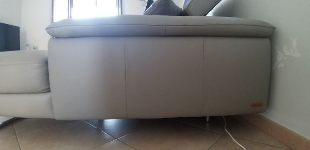 Divano in pelle grigia