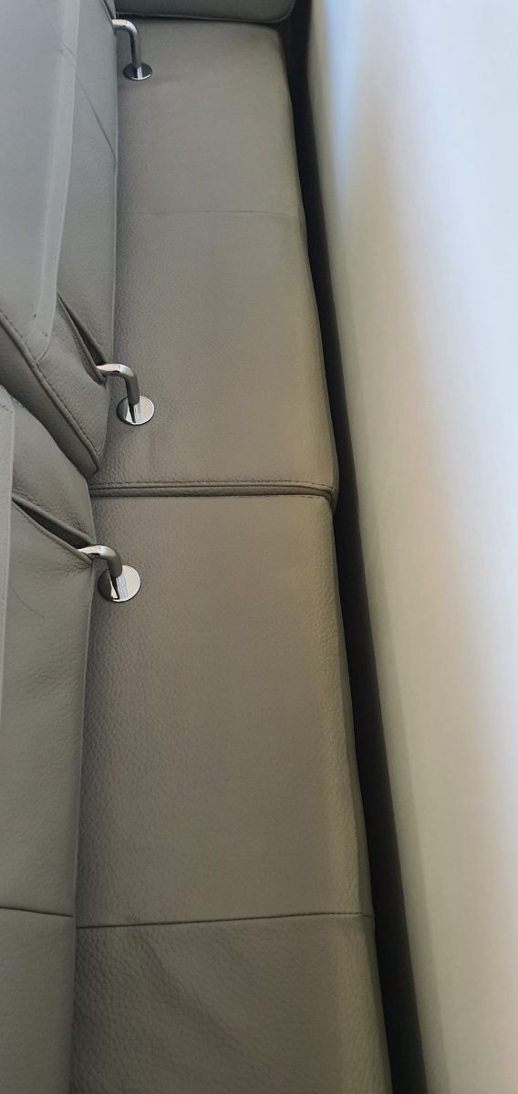 Divano in pelle grigia