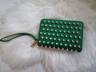 Cartera verde tachuelas