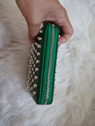 Cartera verde tachuelas