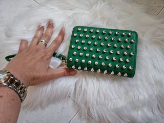 Cartera verde tachuelas