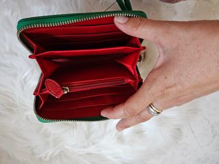 Cartera verde tachuelas