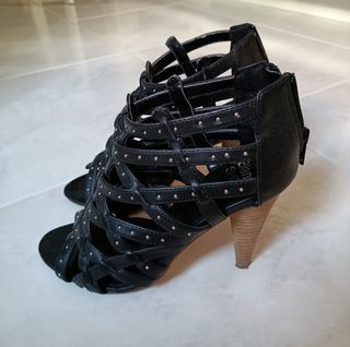 Sandalias de tacón.