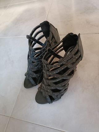 Sandalias de tacón.