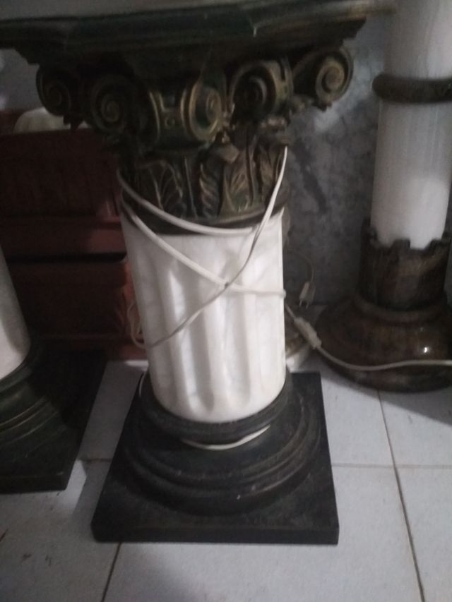 Columna peana alabastro poyete lampara antigua 