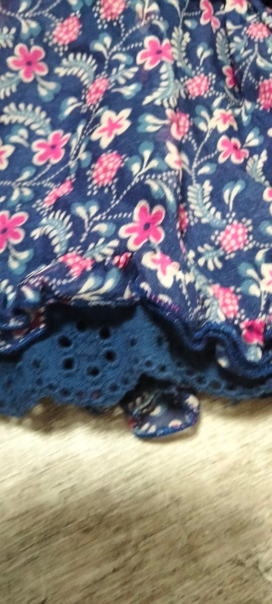 Falda de seda azul con flores 