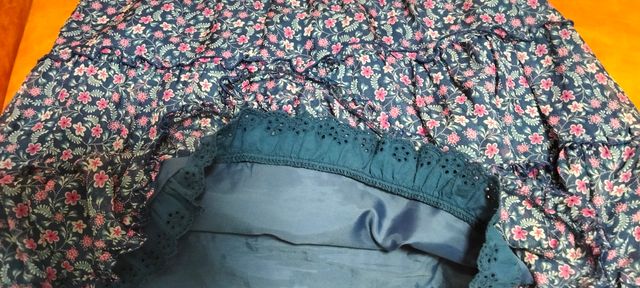 Falda de seda azul con flores 