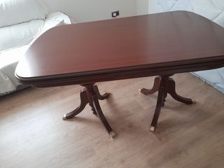 Mesa extensible de madera con sillas a juego.