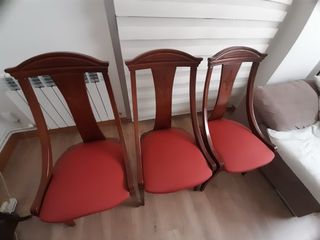 Mesa extensible de madera con sillas a juego.