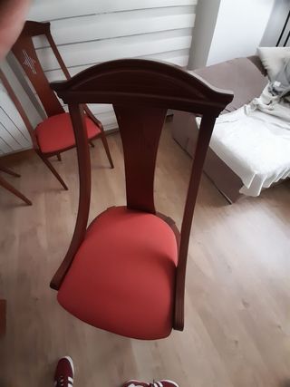 Mesa extensible de madera con sillas a juego.