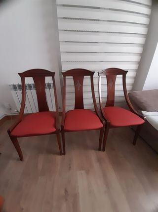 Mesa extensible de madera con sillas a juego.
